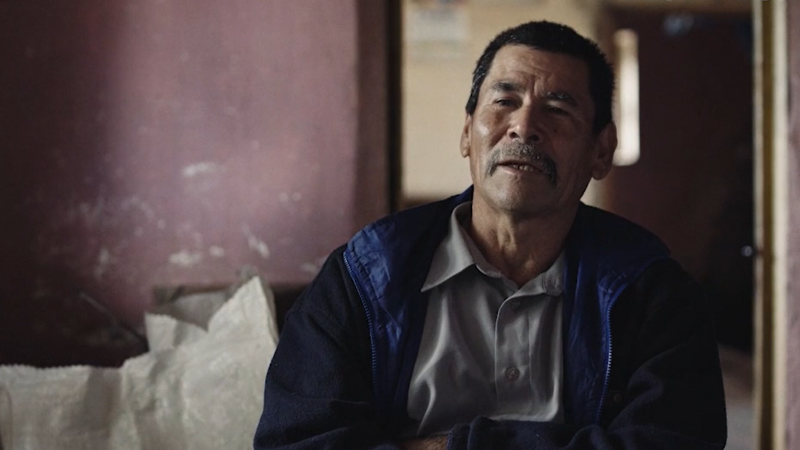 Salah satu tetangga Rita dalam film dokumenter The Woman of Stars and Mountains