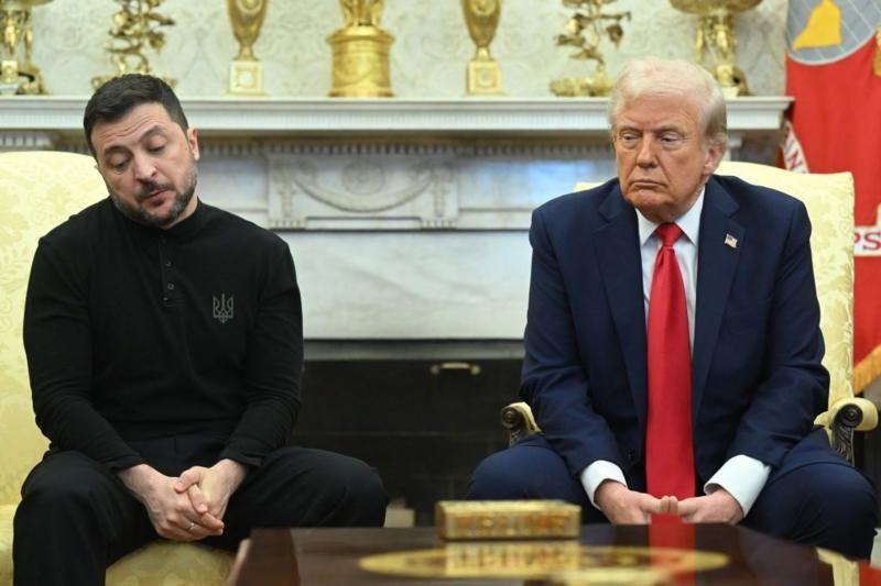 Presidentes americano e ucraniano sentados na Casa Branca
