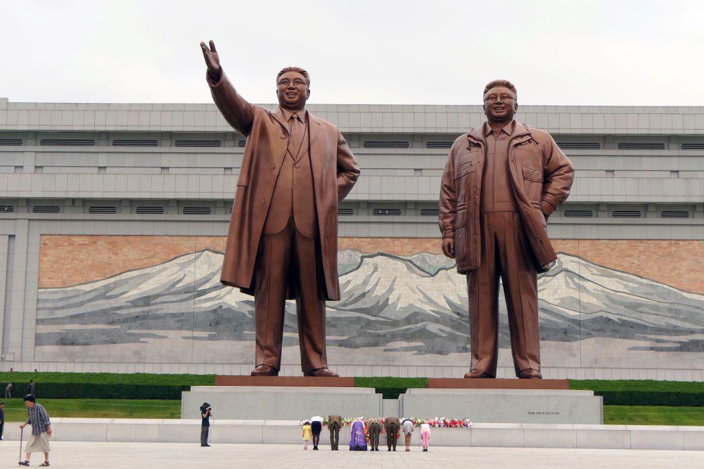 Monumentos de Kim Il-Sung (izquierda) y Kim Jong-Il (derecha) en Pyongyang.