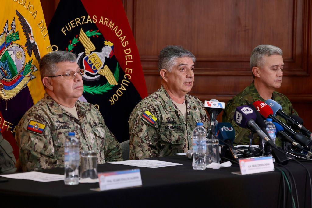 El comandante en jefe de las Fuerzas Armadas de Ecuador, Jaime Vela Erazo (centro) en una rueda de prensa después de la declaración de "conflicto armado interno" del presidente Noboa