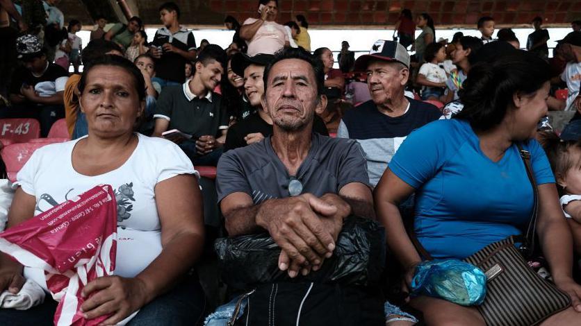 Desplazados por la violencia retratados en un estadio en Cúcuta, Colombia. 