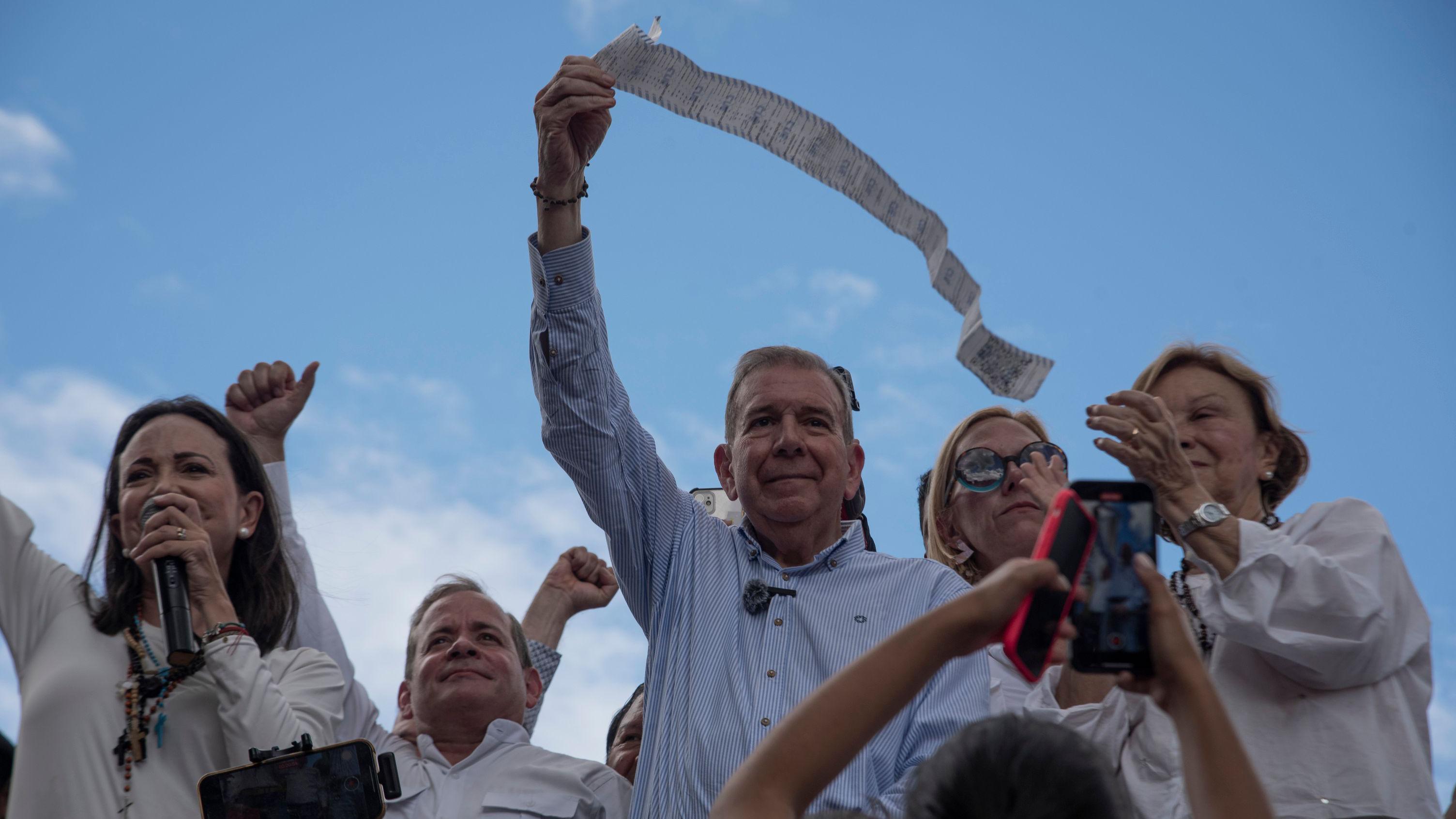 El candidato presidencial Edmundo González Urrutia y la líder opositora María Corina Machado.