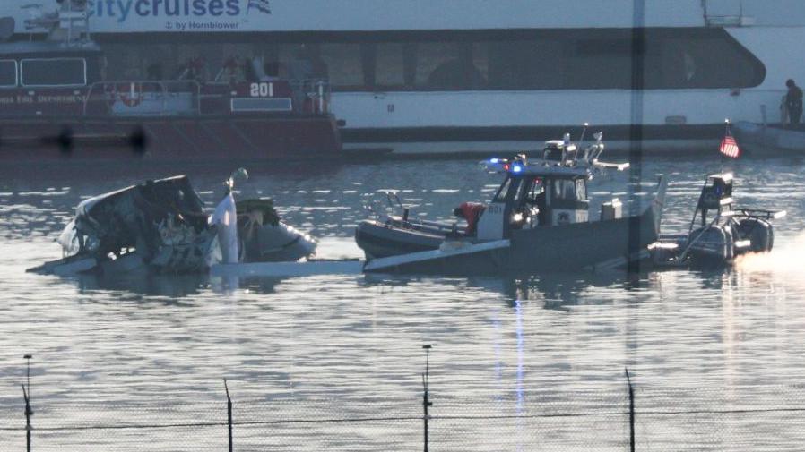 Un barco con restos del avión en el río Potomac