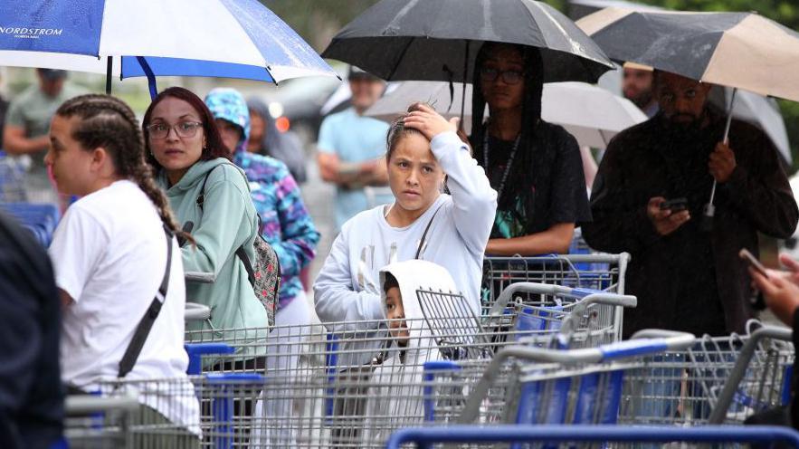 Residentes de Florida hacen compras de última hora antes de la llegada de Milton.