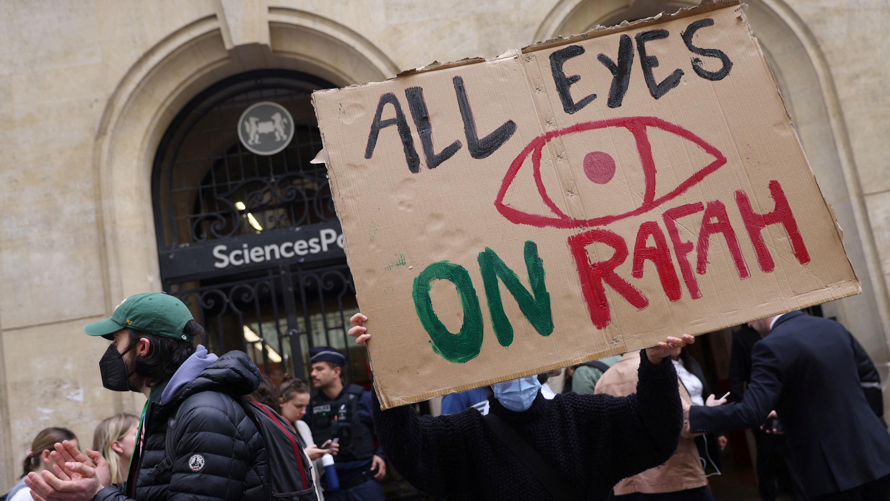 Estudiantes ocupan la calle frente al edificio de la Universidad Sciences Po de París, con un cartel que dice "Todos los ojos puestos en Rafah".
