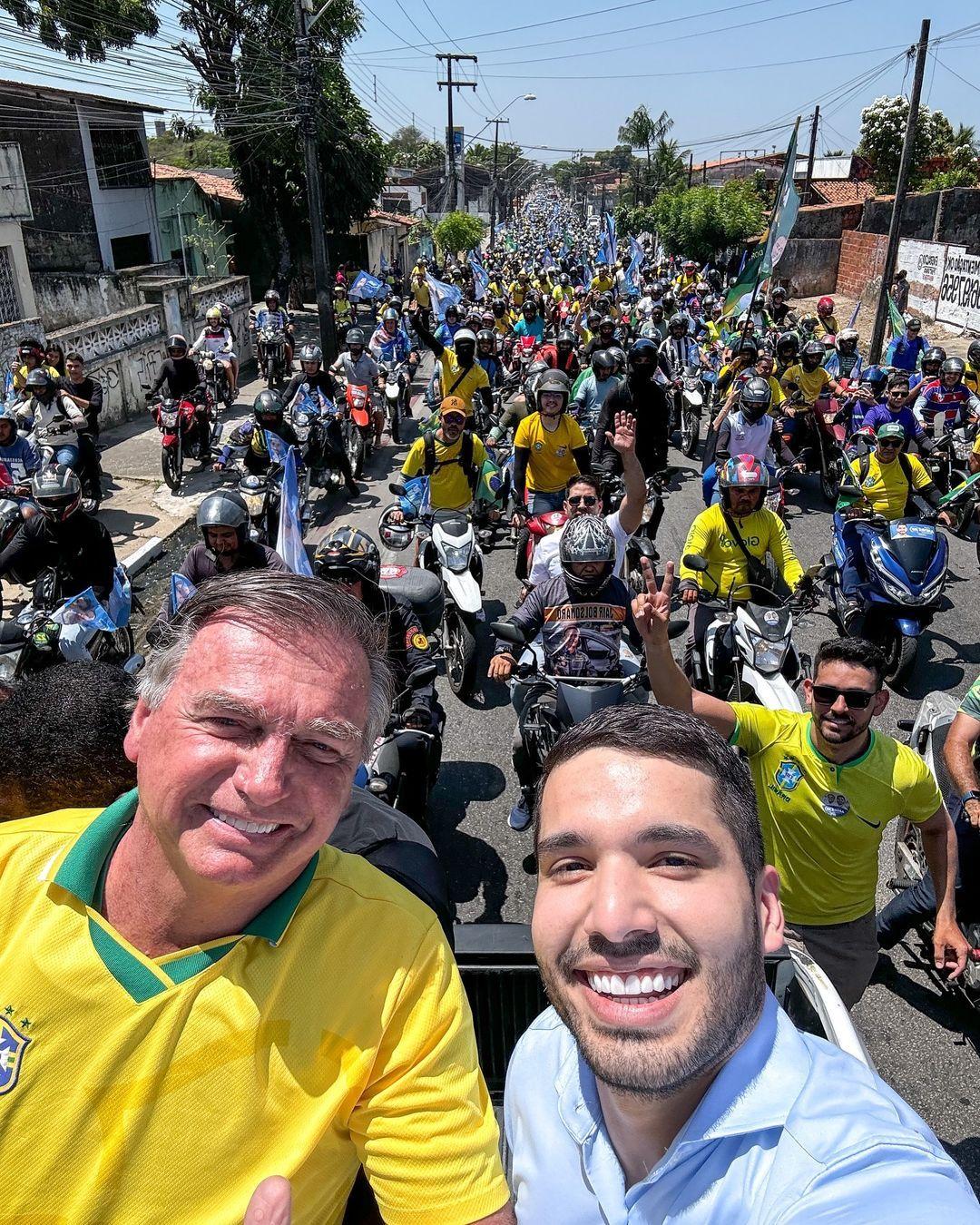 Bolsonaro ao lado de Fernandes durante ato de campanha