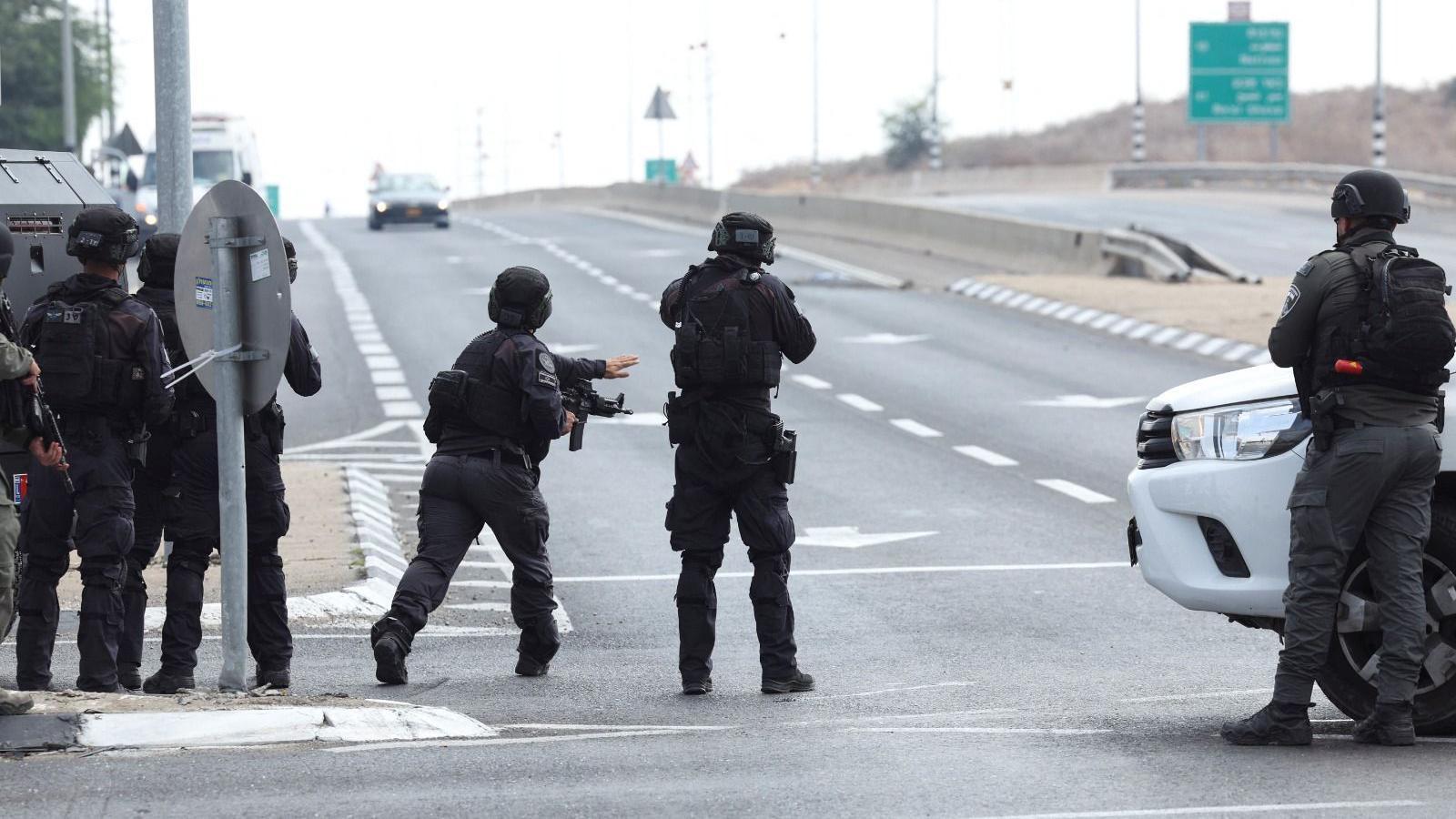Soldados israelenses tomam posição enquanto um carro se aproxima de uma estrada após uma infiltração em massa de homens armados do Hamas vindos da Faixa de Gaza, perto de Sderot