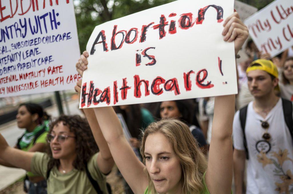 Los manifestantes marchan hacia el edificio del Capitolio de Texas durante una marcha nacional en apoyo del derecho al aborto en la Universidad de Texas en Austin, Texas, EE. UU., el jueves 5 de mayo de 2022.