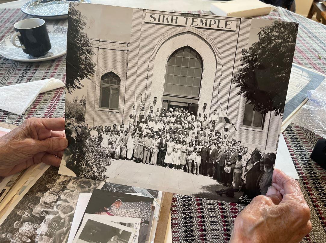 Amelia Singh Netervala sostiene una foto del templo sij de Stockton, California, Estados Unidos.