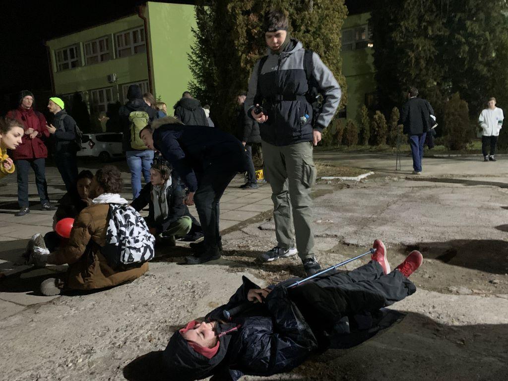 studentkinja leži na betonu posle pešačenja od Bora do Svrljiga