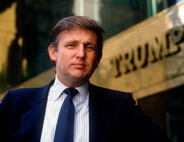 Trump na frente da torre em 1987