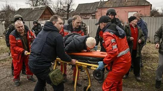 مسعفون يقومون بإجلاء امرأة مسنة مصابة بعد سقوط قنبلة عنقودية في كراماتورسك في شرق أوكرانيا