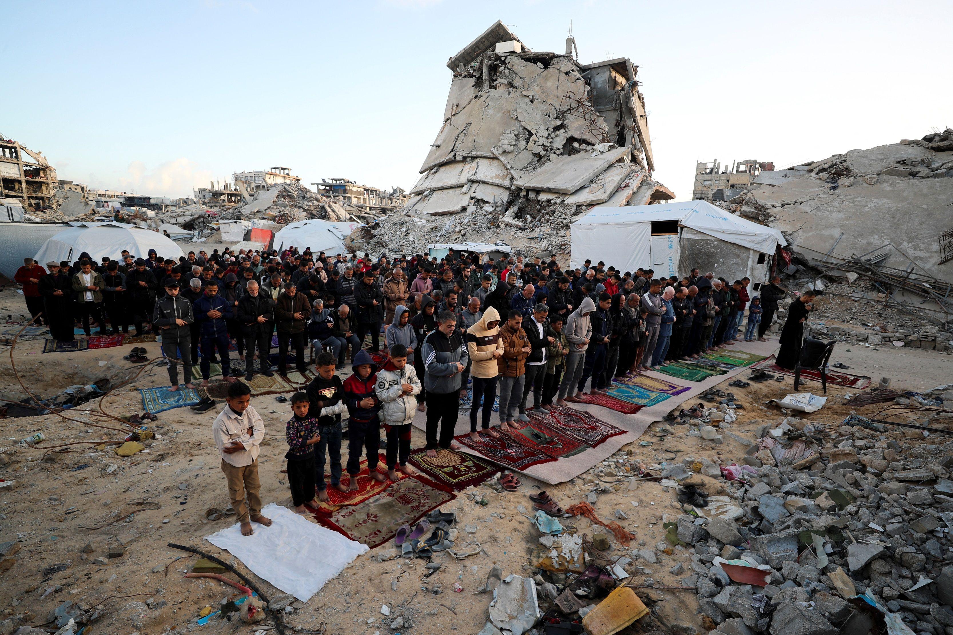 فلسطينيون مسلمون يؤدون صلاة عيد الفطر في جباليا، شمال قطاع غزة