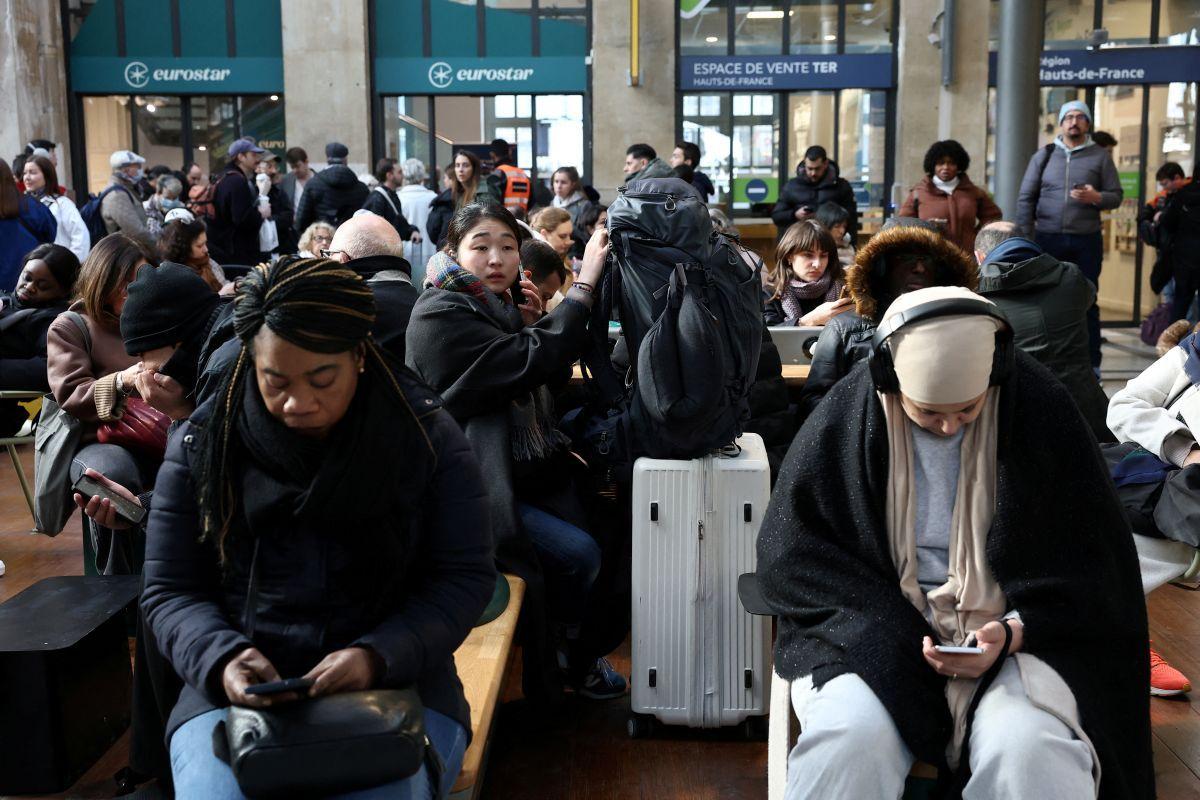 Passageiros aguardam na Gare du Nord em Paris