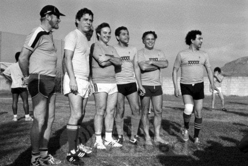 Francis Hime, entre Chico Buarque e Paulinho da Viola, no campo do Politheama, no Rio de Janeiro