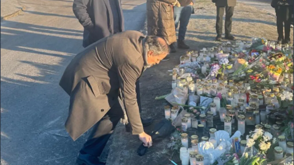 Bojan Šošić, ambasador Bosne, položio je cveće ispred škole gde je došlo do velike tragedije