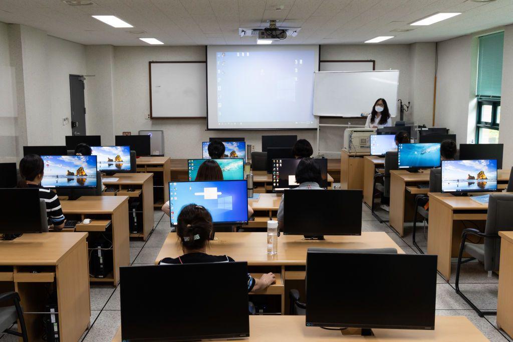 Desertores norcoreanos en un curso de informática