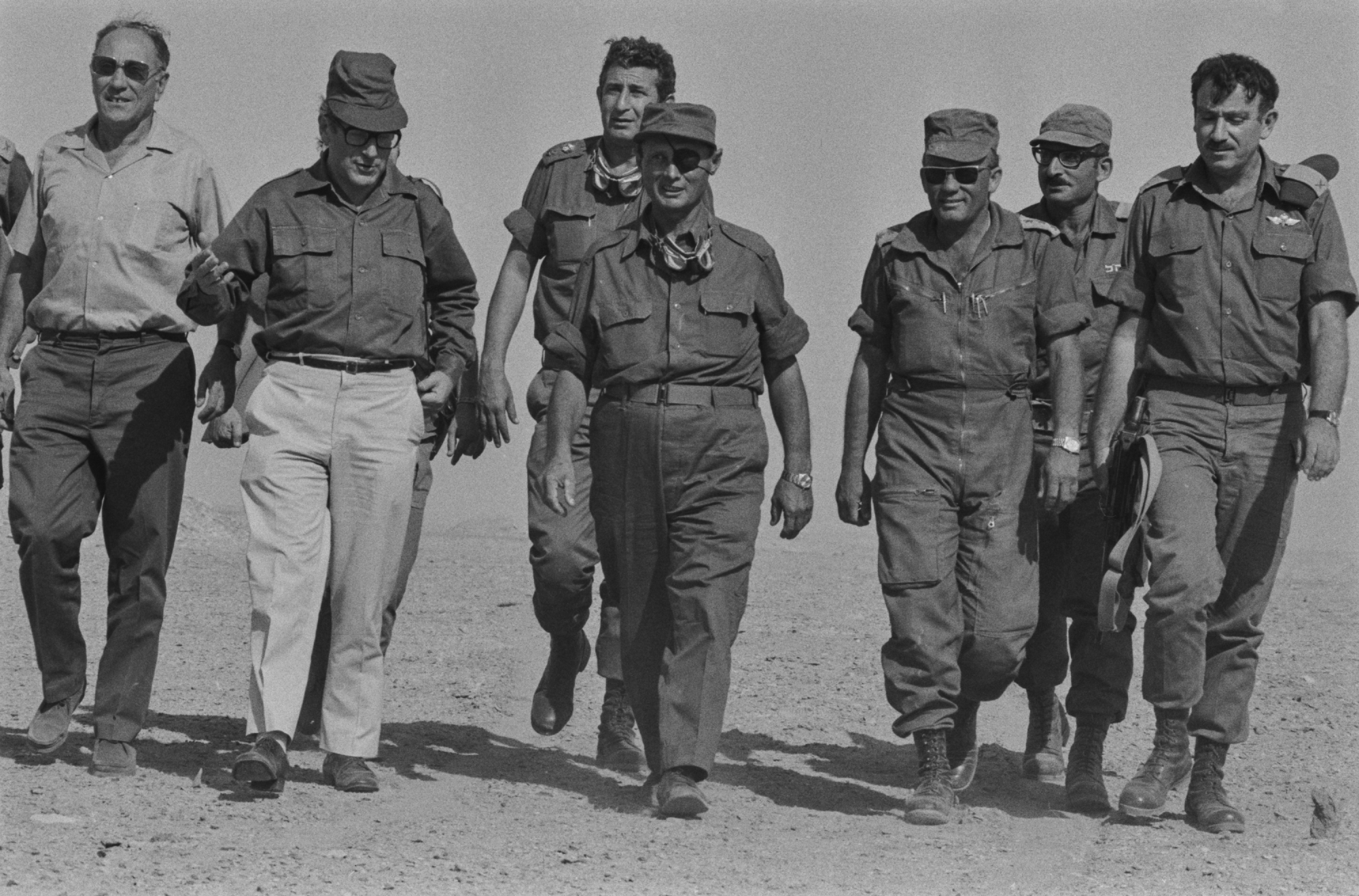Moshe Dayan y otros oficiales militares de Israel.