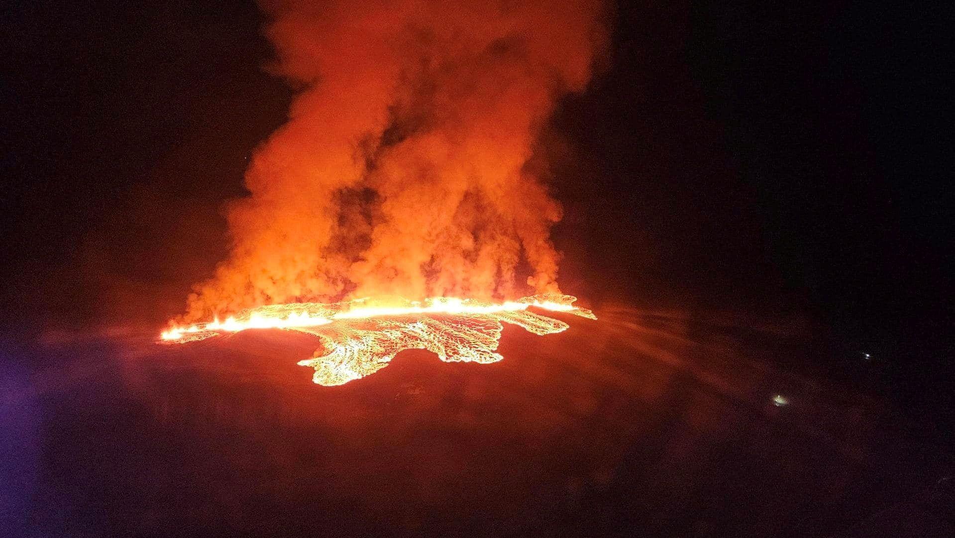 La lava brotó por dos fisuras volcánicas. 