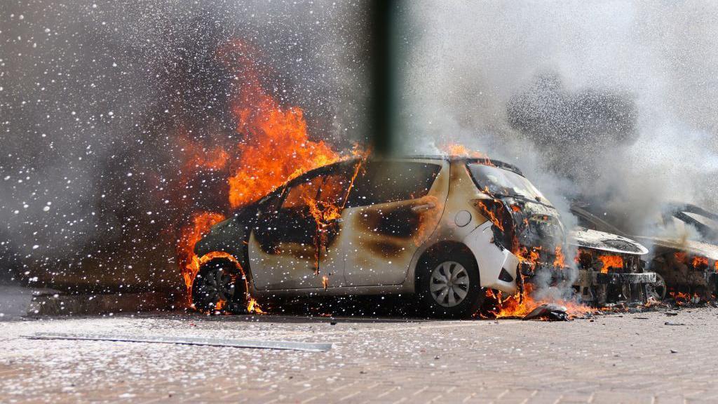Una hilera de coches en llamas en la ciudad de Ashkelon