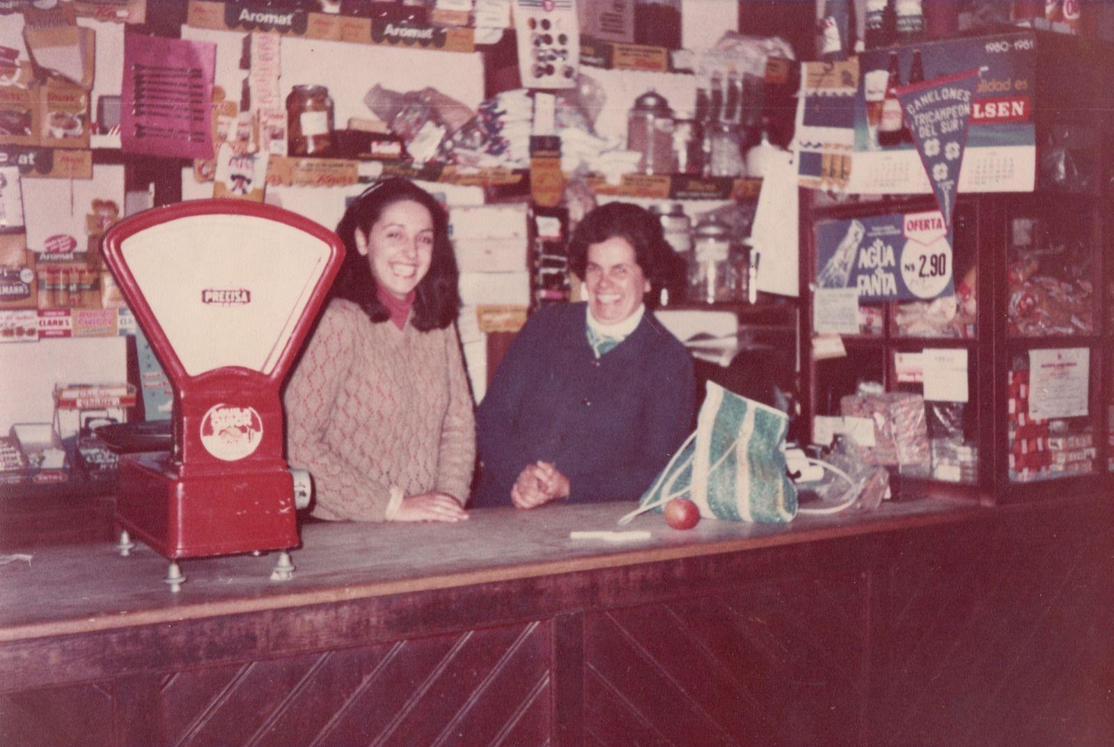 La madre y la hermana de Orsi, en una imagen de la familia en el almacén que regentaban. 