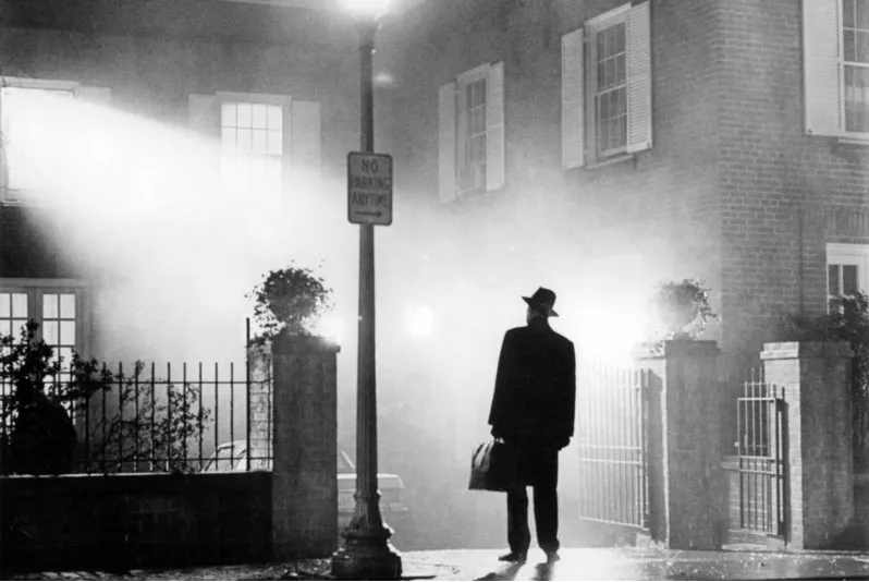 Cena do filme O Exorcista retratando Padre Merrin (Max von Sydow) chegando à casa de Regan (Linda Blair)