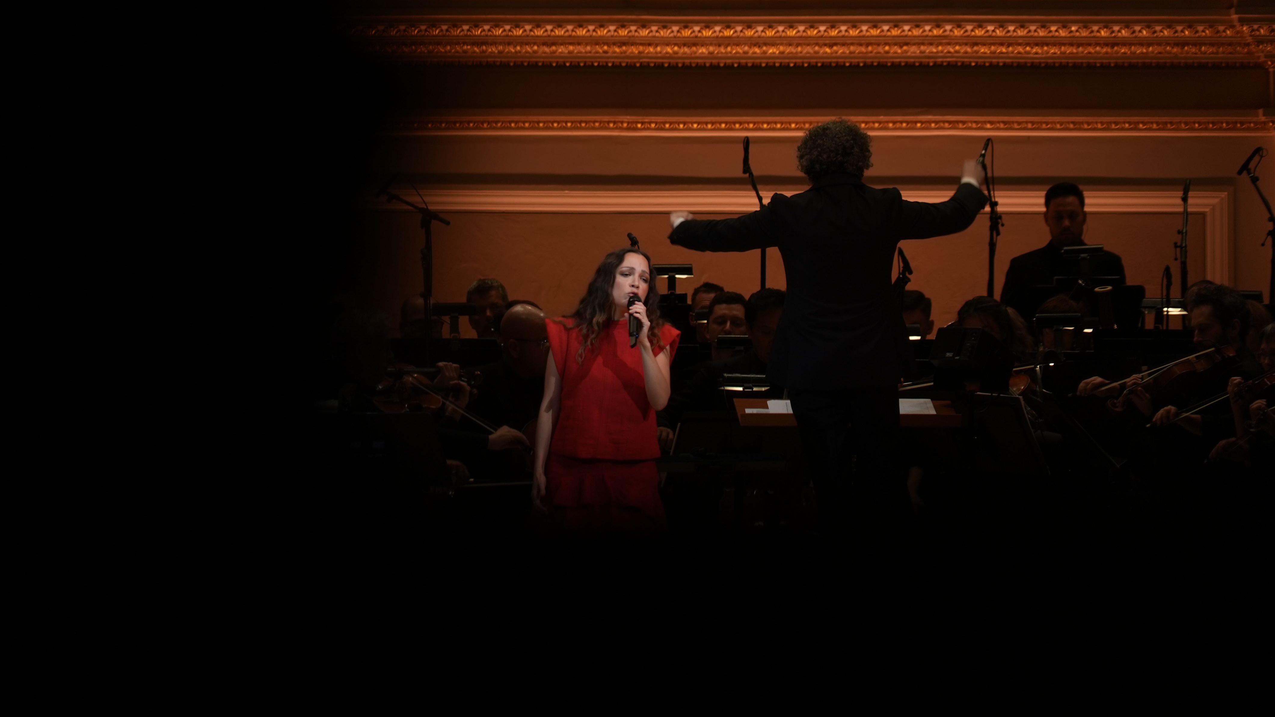 natalia lafourcade canta en el Carnegie Hall