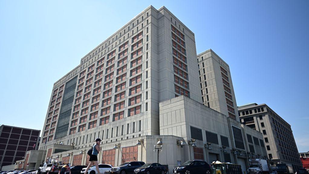 Fachada exterior del Centro Metropolitano de Detención de Brooklyn