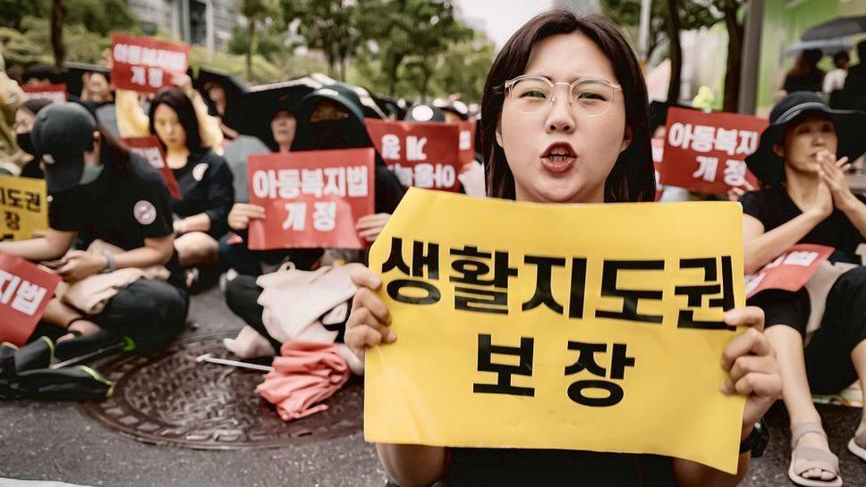 La profesora Kim Jin-seo durante una reciente protesta