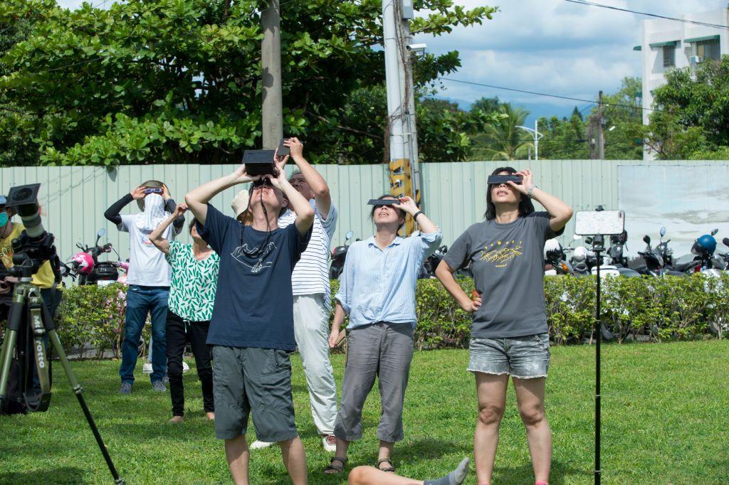 Un grupo de personas observa un eclipse.