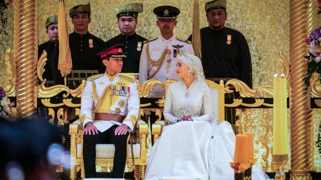 شہزادہ عبدلمتین اپنی دلہن کے ساتھ