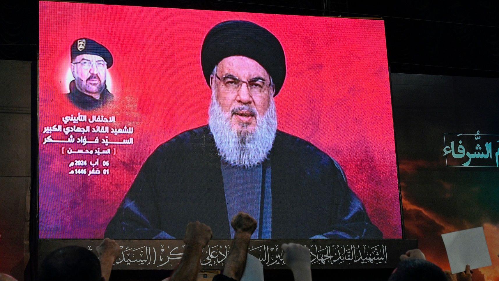 أنصار حزب الله يستمعون لخطاب نصر الله.