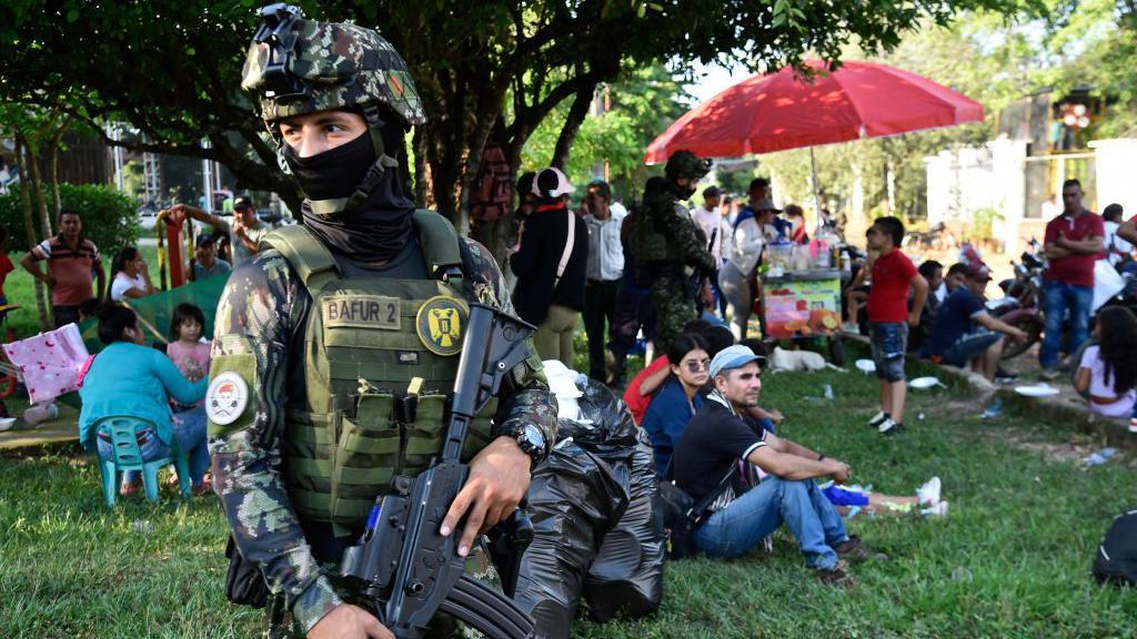 Soldados del ejército colombiano hacen guardia junto a personas desplazadas por los recientes enfrentamientos entre grupos armados que llegaron al municipio de Tibú, departamento de Norte de Santander, Colombia, el 18 de enero de 2025