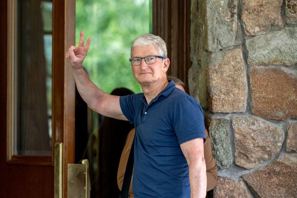 Tim Cook, director ejecutivo de Apple, llegando a la conferencia.