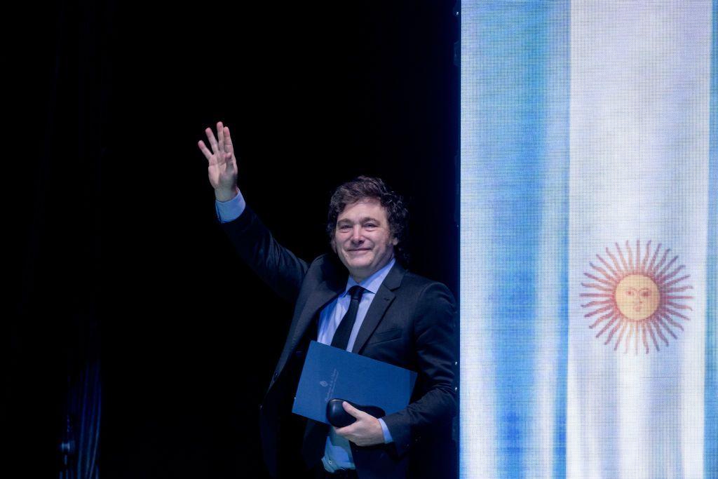 Javier Milei com a bandeira argentina