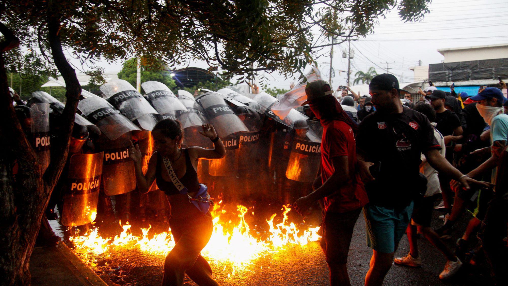 un fuego entre manifestantes y policías en una protesta en venezuela