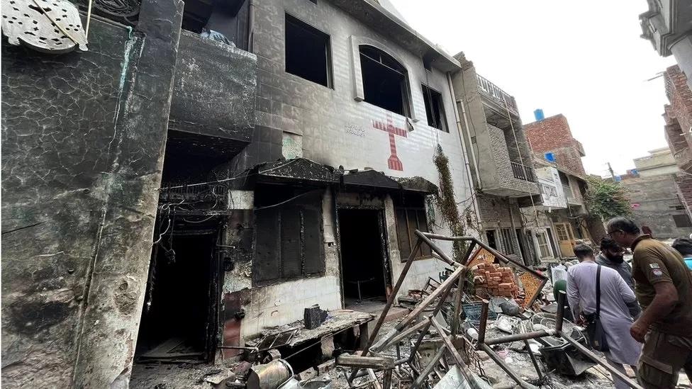 Gereja dan bangunan lain diserang di Pakistan.
