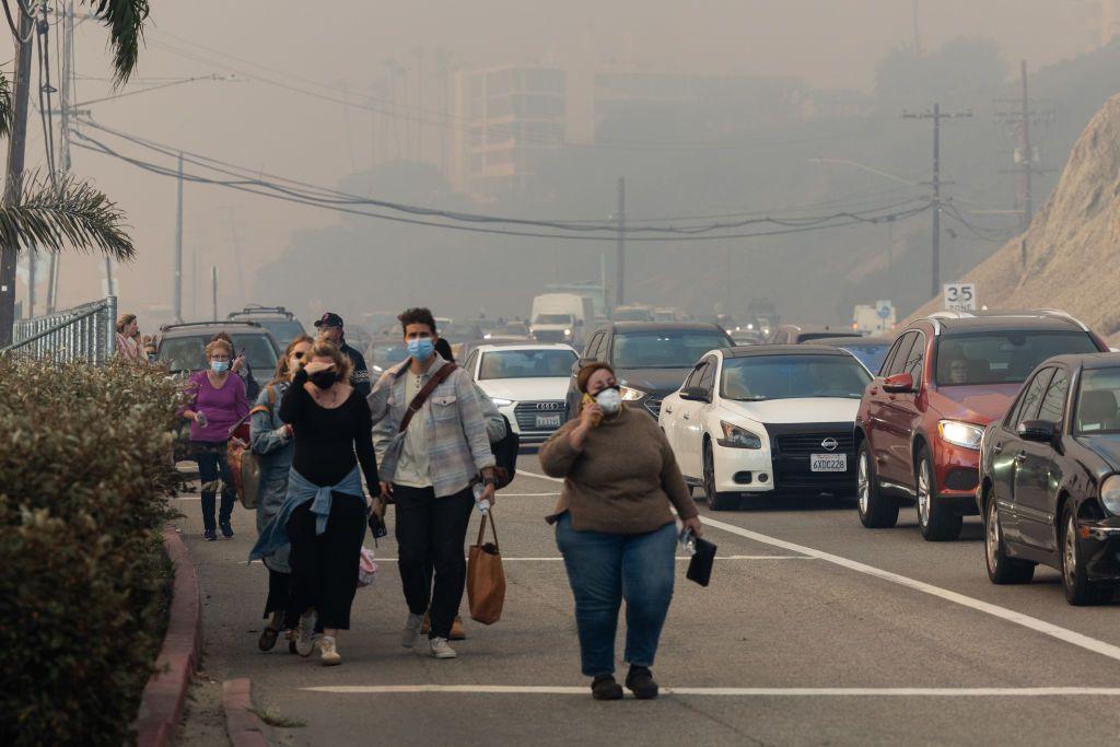 Vecinos responden a la orden de evacuación por incendio en Pacific Palisades, Los Ángeles, California, Estados Unidos, el 8 de enero de 2025.