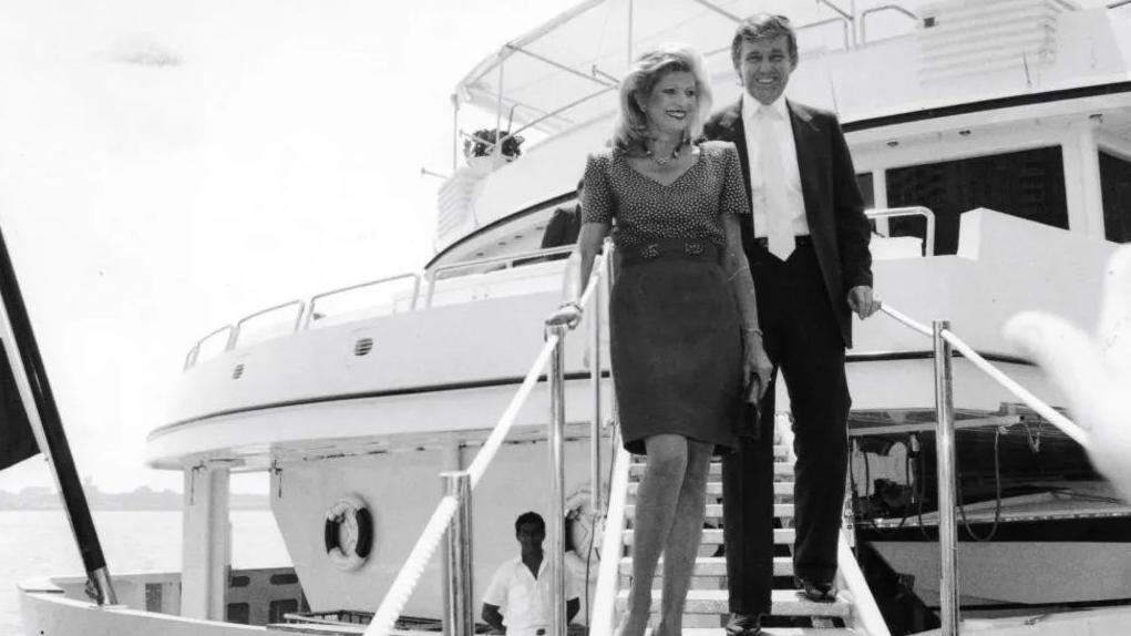 دونالد ترامب وزوجته إيفانا ينزلان من يخته في نيويورك عام 1988