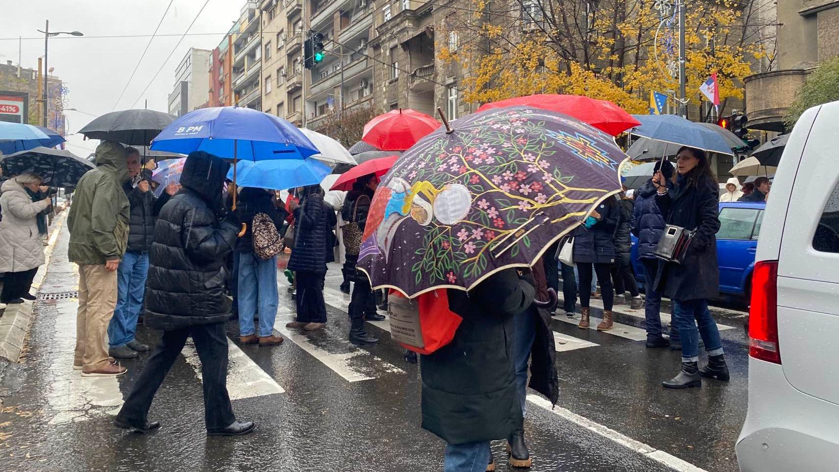 Skup ispred zgrade Radio-televizije Srbije