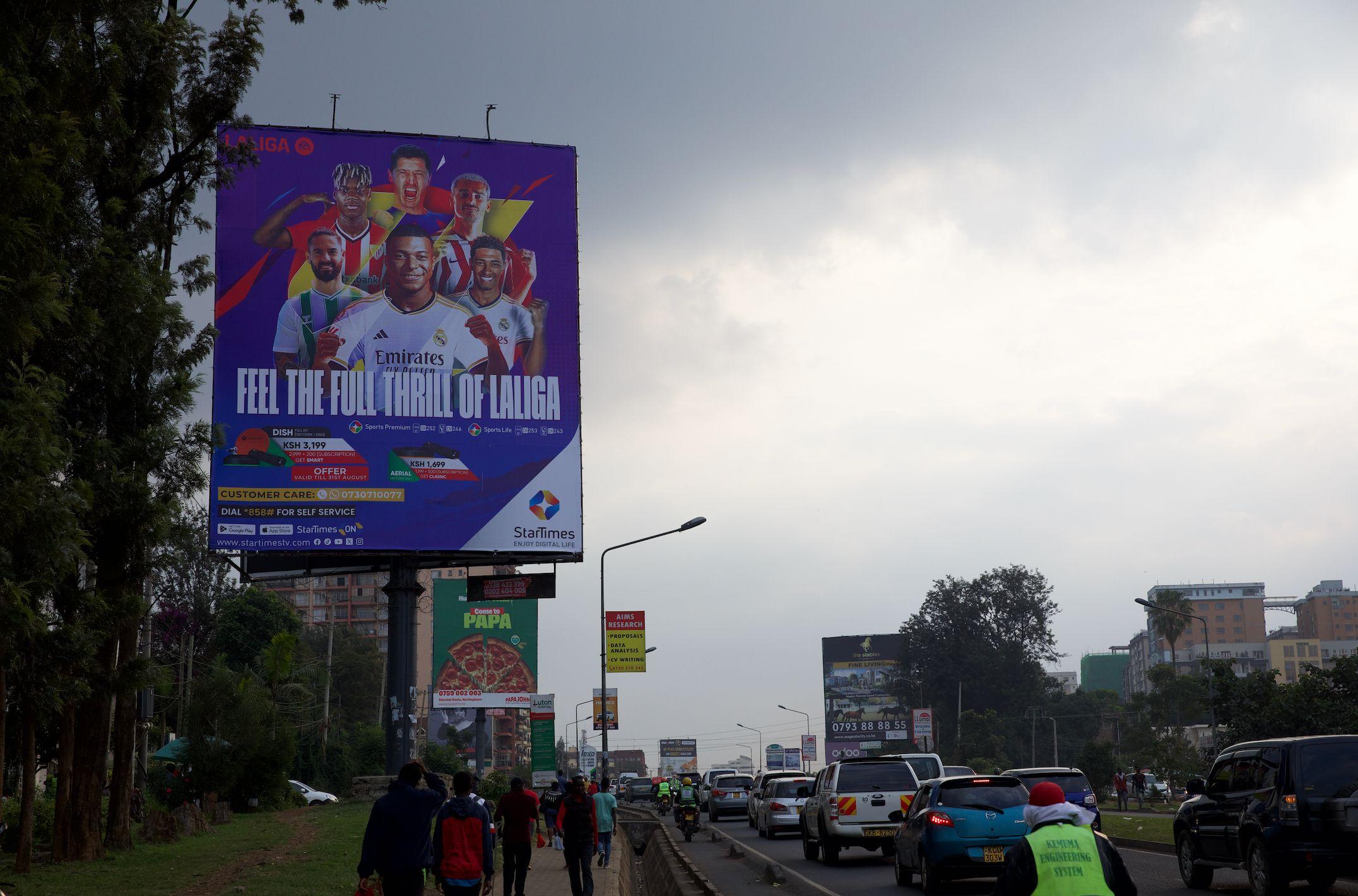 Un cartel publicitario de StarTimes junto a una autopista de Nairobi con el lema "Siente toda la emoción de La Liga"