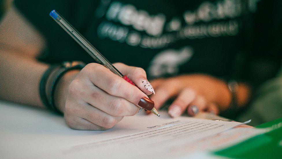 Mujer escribiendo a mano