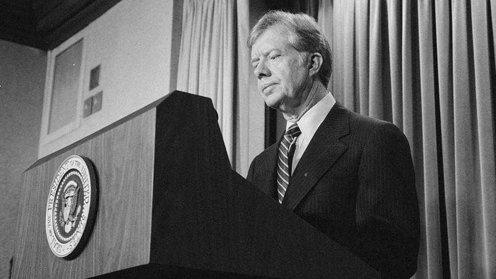 الرئيس الأمريكي جيمي كارتر يعلن فرض عقوبات جديدة على إيران رداً على احتجاز رهائن أمريكيين، في 7 أبريل/نيسان 1980
