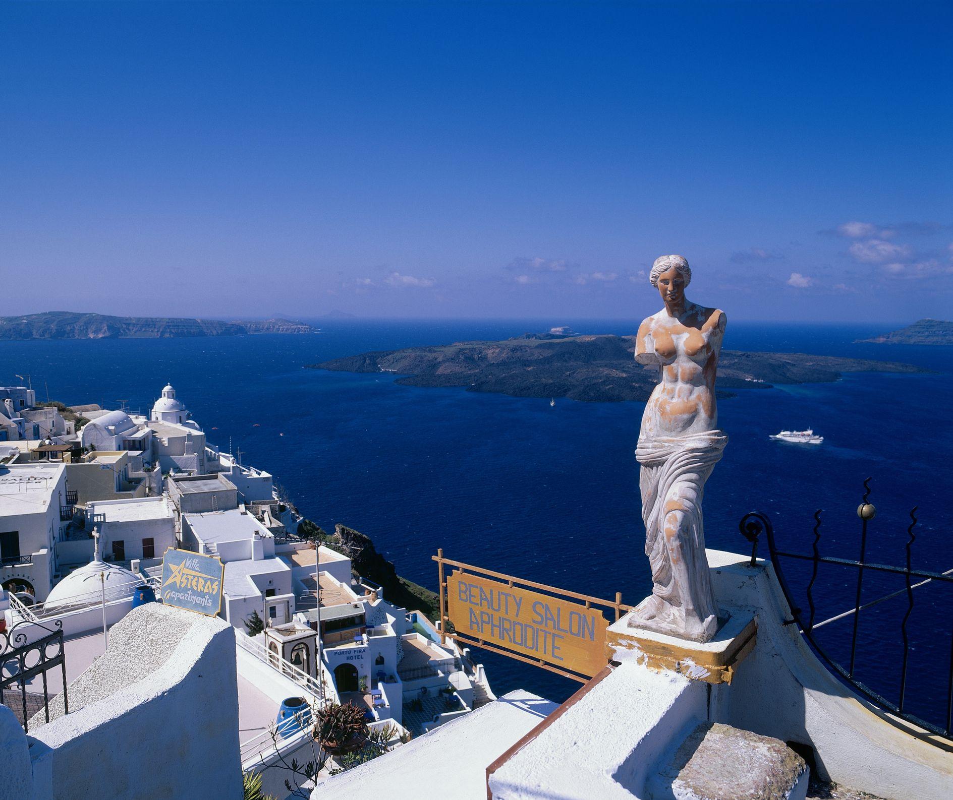 Una estatua de Afrodita en Santorini, Grecia