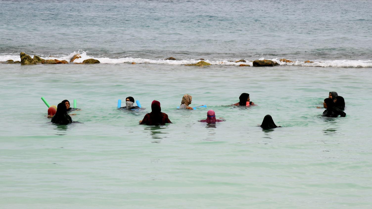 العطلات الحلال: "لا أرغب برؤية أناس شبه عراة في الفنادق التي أقصدها" 19 A group of women swimming in Maldives