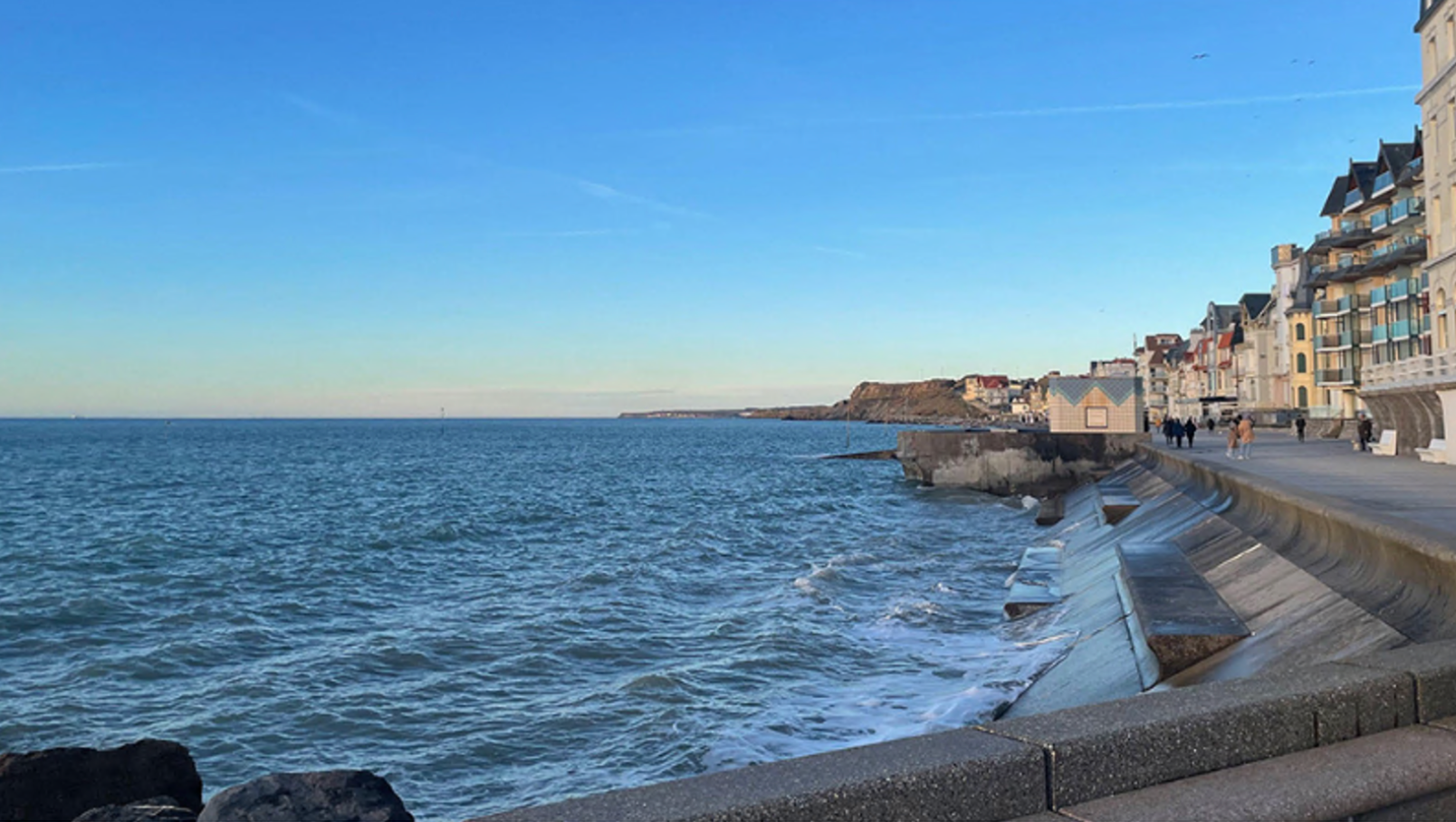 O paredão em Wimereux, perto de Boulogne, França