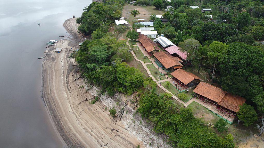 A comunidade ribeirinha de Tumbira, às margens do Rio Negro, vista do alto