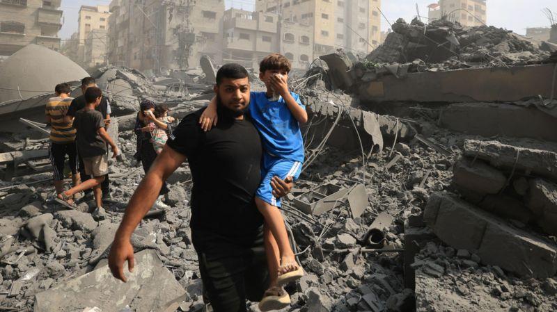 فلسطينيون يتركون يجبرون على ترك منازلهم بعد تدميره بغارة إسرائيلية