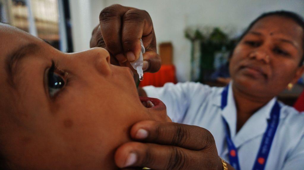 Anak-anak di bawah usia lima tahun di India divaksinasi untuk mencegah polio sebagai bagian dari kampanye nasional untuk menurunkan kasus polio.