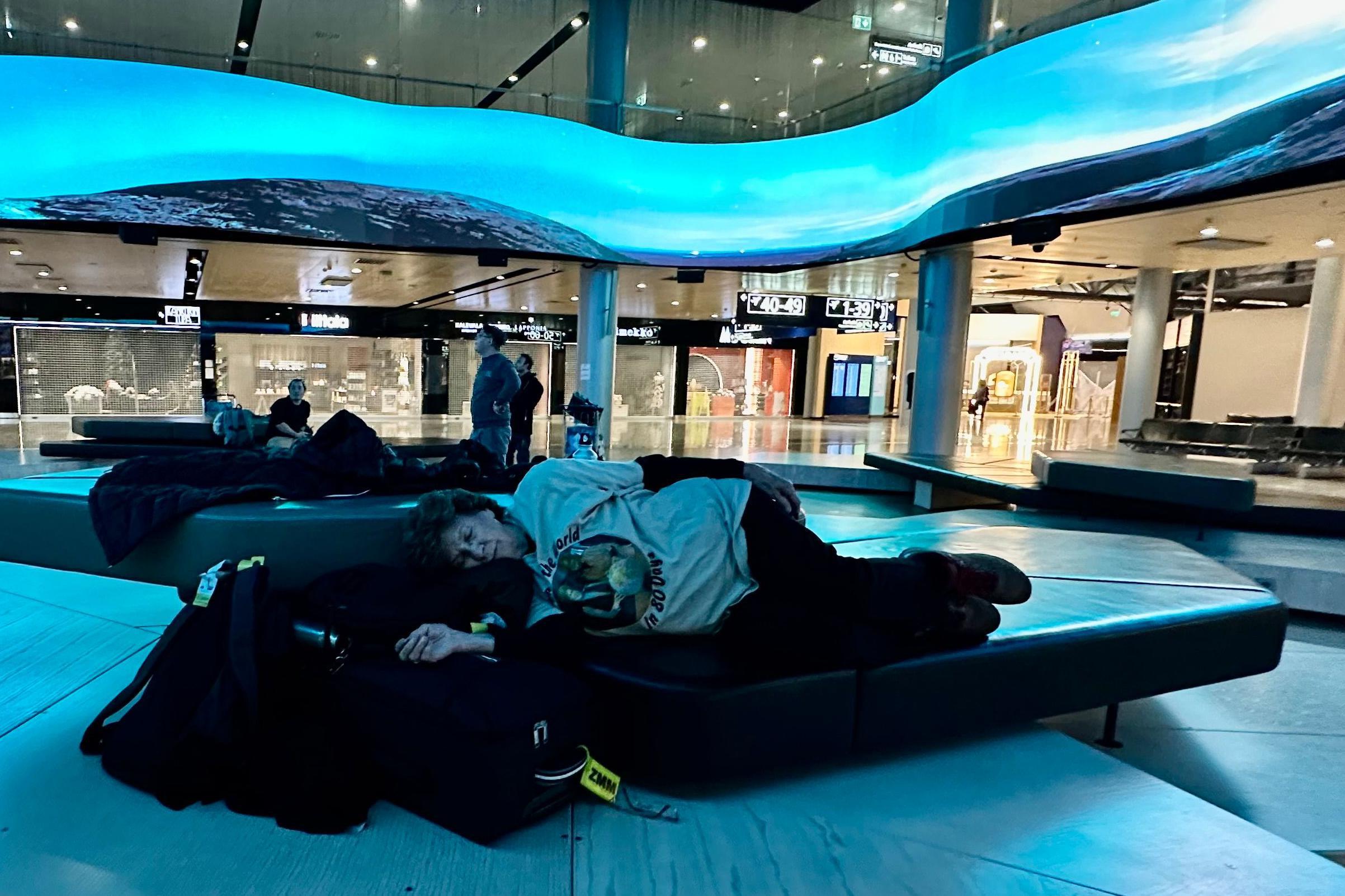 Sandy durmiendo en el aeropuerto de Helsinki